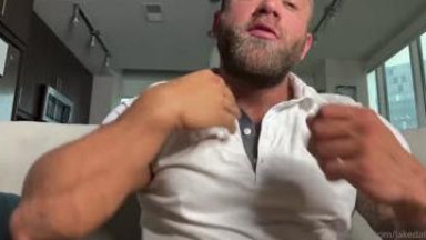 Hot bodybuilder Jerking