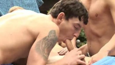 Twinks trio in poolside threesome