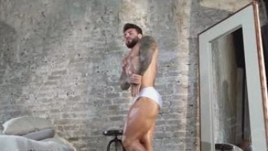 Hot solo bodybuilder